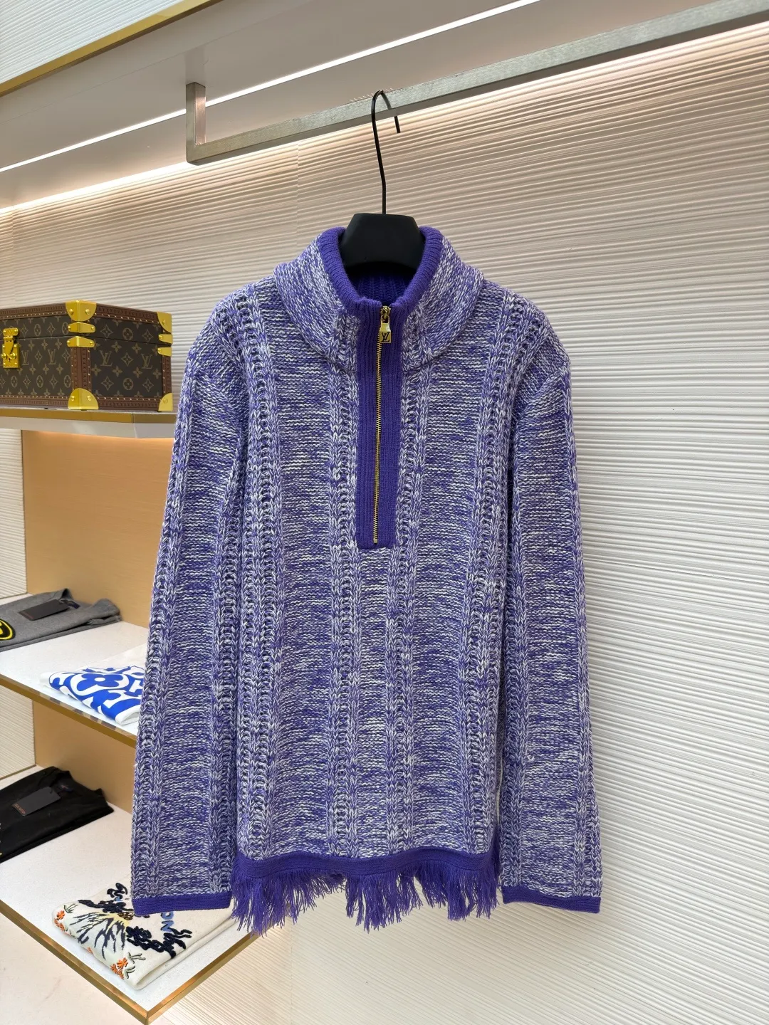 LOUIS VUITTON letter badge half-zip pullover tassel sweater ●Original version: purchased and developed at 20700 ●Item number: 1682315-C05 ●Fabric: wool fabric ●Technology: tassel knitting ●Color: purple ●Version: fitted version ●Weight: about 870 grams ●Size: S-M-L-XL ●Description: This half-zip sweater is made of colorful dot blended wool yarn, which is blended and dyed with dark purple, light purple and off-white yarns. It uses multiple twisting processes to create a mottled snowflake texture effect. The yarn has both softness and crispness. The body of the garment adopts vertical pit weaving technology, and the spacing and depth of the pits are controlled by a computerized flat knitting machine to form a three-dimensional longitudinal texture, which not only modifies the body shape but also enhances the breathability of the clothing. The half-high collar is spliced ​​with solid-color ribbed fabric and matched with a customized metal zipper. The zipper teeth are gold-plated and polished, which makes the pull smooth and not easy to oxidize. The hem adopts hand-made tassel technology. The yarn is cut to a fixed length and then combed out. The tassels hang naturally without knotting. The sides and cuffs of the garment are densely overlocked to effectively prevent threading. Every craft detail takes into account both design beauty and practicality. The overall wiring is straight and delicate, the fabric is comfortable and soft, and the color is consistent without color difference. It can be matched with the same style to create a fashionable look and control various occasions. Customized accessories, complete with three standards, same style for men and women!